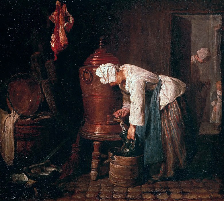 Женщина, наливающая воду в кувшин