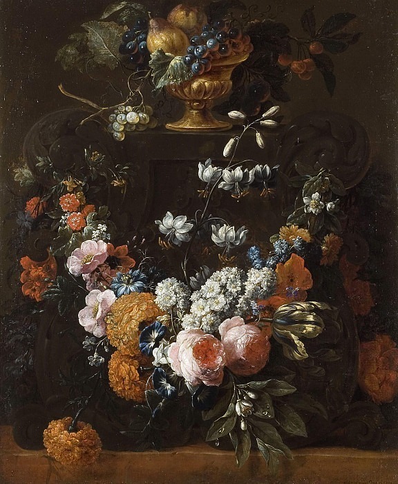 Цветочная гирлянда и позолоченная ваза с фруктами