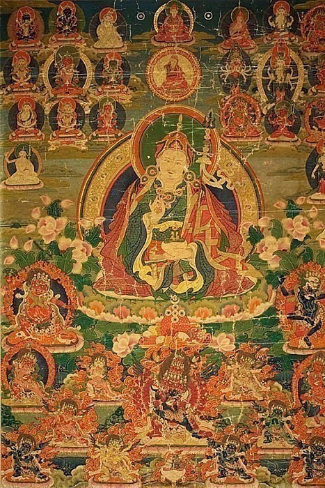Раскрашенное знамя (тханка) мудреца Гуру Падмасамбхавы, сидящего с молнией (ваджра) и чашей из черепа (капала). Тибет